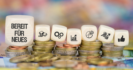 Bereit für Neues / Münzenstapel mit Symbole