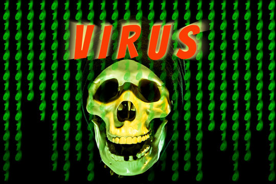 das Wort VIRUS, ein Totenkopf und bin&auml;re Zahlenfolgen symbolisieren den Angriff mit Schadsoftware
