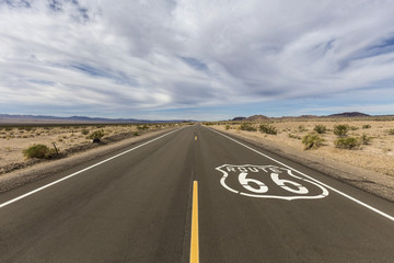 Route 66 door de uitgestrekte Mojave-woestijn bij Amboy, Californië.