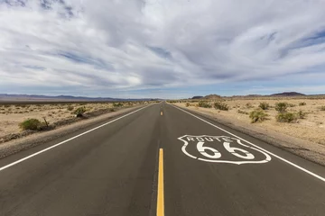 Gordijnen Route 66 door de uitgestrekte Mojave-woestijn bij Amboy, Californië. © trekandphoto