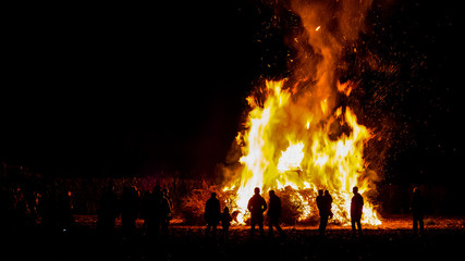 grande fuoco notturno, bruciare la vecchia, tradizione brescia