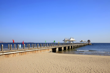 Fototapeta na wymiar The seaside scenery and the seaside pier