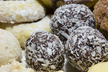 Coconut spheres three between sugar.