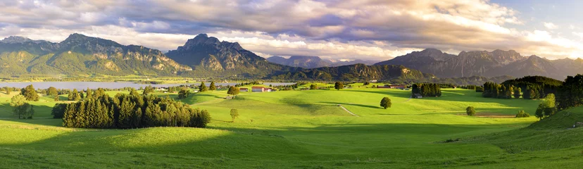 Rolgordijnen Panoramalandschap in de Allgäu bij Füssen met de Ammergauer bergen © Wolfilser