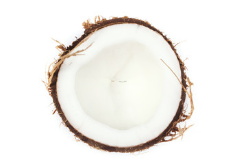 кокос свежий лежит на столе разбитый 