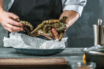 Frische Tiger Garnelen (Chef Koch in der Küche).
