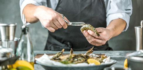 Frische Tiger Garnelen (Chef Koch in der Küche).