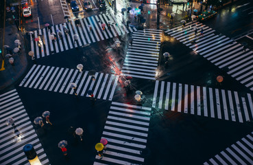 Naklejka premium Przejście w Tokio. Widok z lotu ptaka ludzi przechodzących przez ulicę