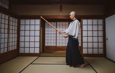 Keuken foto achterwand Vechtsport Senior krijgskunstmeester in zijn dojo