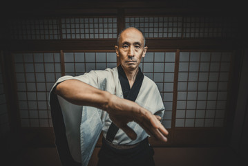 Maître aîné d& 39 arts martiaux dans son dojo