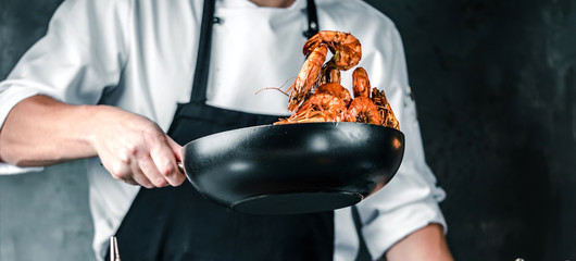 Frische Tiger Garnelen (Chef Koch in der Küche).