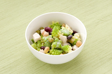 ロマネスコとミックスビーンズのサラダ