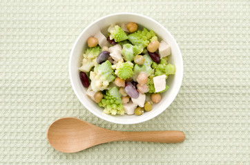 ロマネスコとミックスビーンズのサラダ