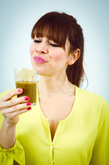 H&uuml;bsche  Frau trinkt Smoothie