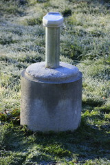 Grundwassermessstelle auf einer Wiese
