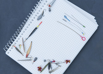 papierowy notes z akcesoriami wędkarskimi i miejscem na tekst