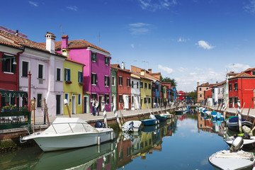 Obraz na płótnie Canvas Bright colorful houses on Burano island on the edge of the Venetian lagoon. Venice, Italy