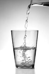 Versando acqua fresca in un bicchiere