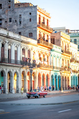 Fototapeta na wymiar roter Oldtimer auf den Straßen von Havanna Kuba