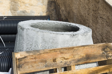 Reparación de tuberías públicas.
Material acumulado para efectuar la renovación de las conexiones públicas.
