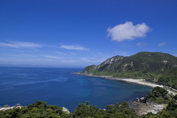Fototapeta na wymiar 島の海と青空