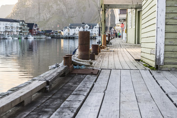 Fototapeta na wymiar Un quai du port de Henningsvær