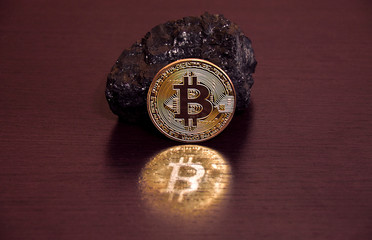 Bitcoin oparty o bryłę węgla © Sawek