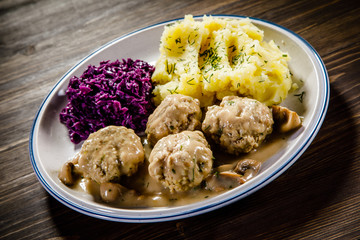 Roasted meatballs, mashed potatoes and vegetables