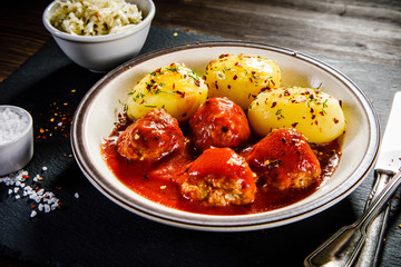 Roasted meatballs, potatoes and vegetables