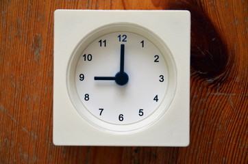 Fototapeta na wymiar biały zegar wskazujący godzinę dziewiątą