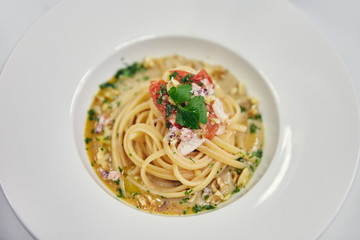 Spaghetti con prezzemolo e pomodorini