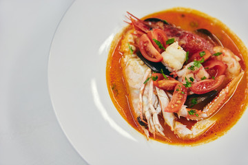 Spaghetti allo scoglio in piatto bianco