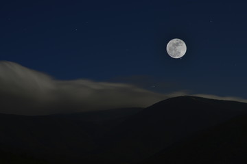 Fototapeta na wymiar Luna llena en la noche oscura