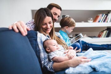 Obraz premium Mother and father enjoying and relaxing with their children. 