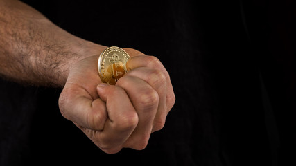 bitcoin w garści, kryptowaluta w dłoni