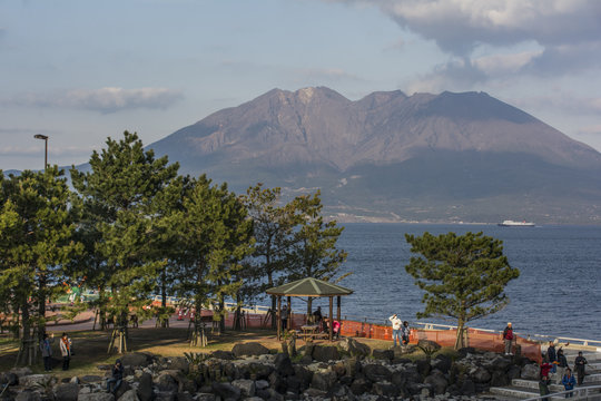Landschaft mit Vulkan Sakurajima von Kagoshima in Japan.