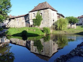 Fototapeta na wymiar Moulin reflète dans l'eau