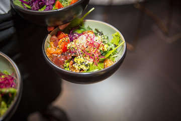 Avocado Bowl mit Salat und Lachs