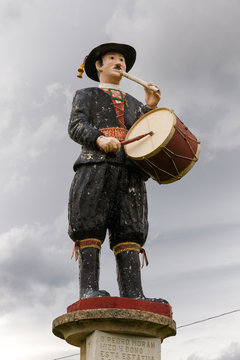 Estatua  dedicado al m&uacute;sico tradicional de folclore maragato  (Habitantes de la comarca  de Astorga) con la inscripcion en el pedestal: D. Pedro Moran  hizo y dono esta estatua a su pueblo