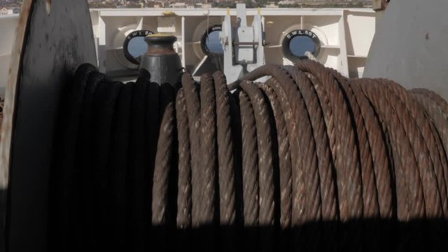Mooring winch heaves up steel wire