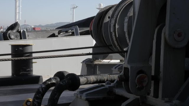 Mooring winch with steel wires in operation