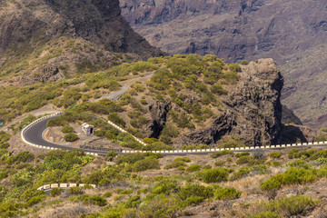 Die Landstraße schlängelt sich in Serpentinen durch das Teno-Gebirge auf Teneriffa