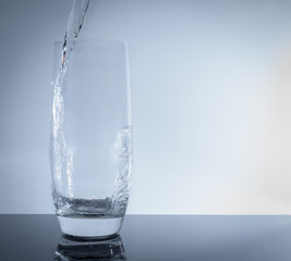 Wasser in das Glas einfüllen