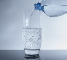 Wasser in das Glas füllen - Wasserflasche 