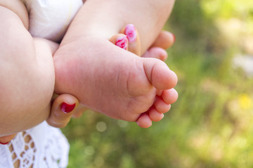Маленькие ножки у мамы на ладошке