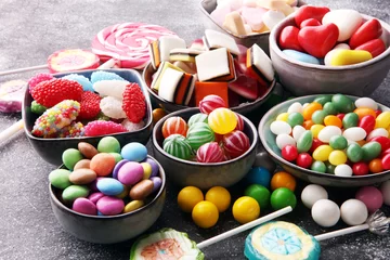 Photo sur Plexiglas Bonbons bonbons avec de la gelée et du sucre. gamme colorée de différents bonbons et friandises pour enfants