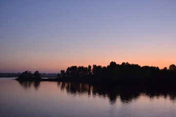 Fototapeta na wymiar Evening on river