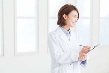 白衣の女性　問診票