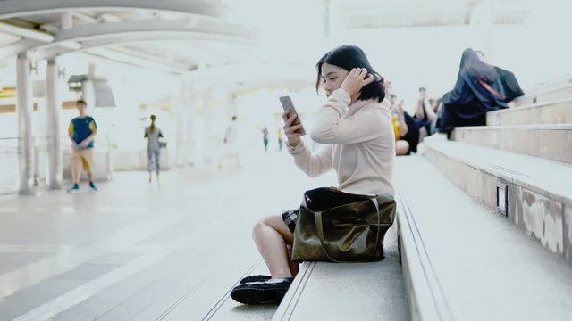 The beautiful girl was pickpocket