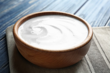 Obraz na płótnie Canvas Tasty yogurt in dish on table
